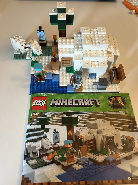 LEGO® Minecraft® 21142 The Polar Igloo MISSING 2 PIECES W/Instructions