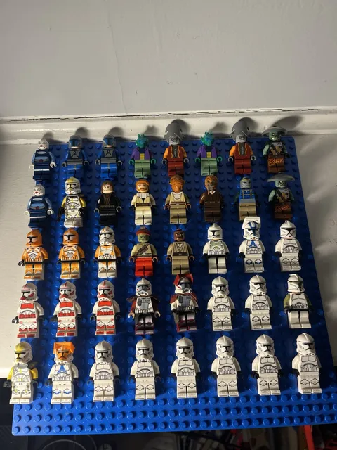 40 Lego Star Wars Minifigure Lot Clone Trooper Figures w/ Assorted Helmets