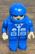 Vintage LEGO Minifigure Blue Racer – Classic Torso Print – Rare 1980s Design