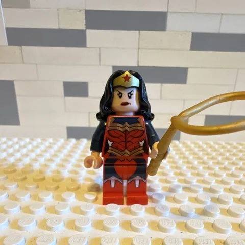 LEGO DC Wonder Woman Minifigure Black Hair Gold Lasso Accessory Plastic 5+