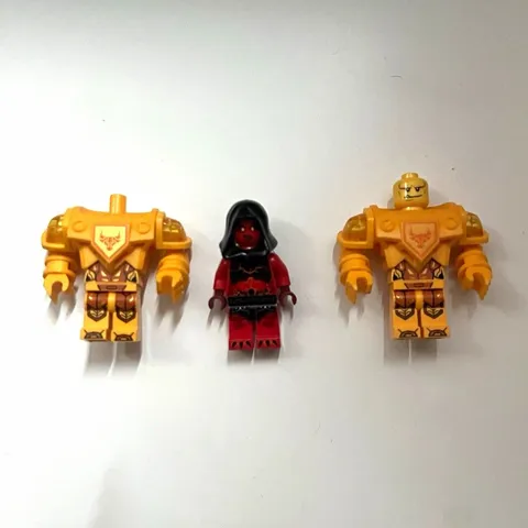 LEGO Nexo Knights Minifigure Lot ( axel, axel, ultimate lavaria )