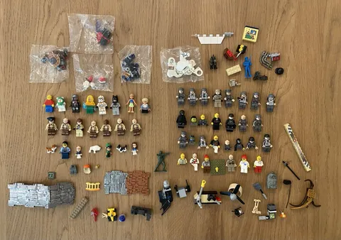 Mixed Lot Pieces & Parts of Lego Figures & Other Figures and Accessory Parts