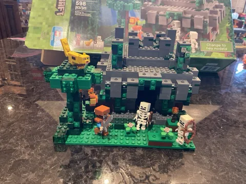 LEGO Minecraft: The Jungle Temple 21132, Complete Set w/ Minifigs & Instructions