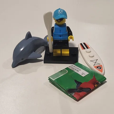 Lego Minifigure Paddle Surfer, Series 21 col21-1 + Stand Dolphin and Paddle