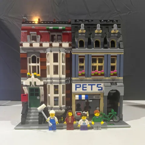 LEGO Pet Shop 10218 Creator Expert Modular Buildings 2032pcs 2011 w/ Minifigs