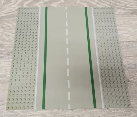 Lego 2358 2358pb04 Old Light Gray Baseplate Road 32 x 32 7-Stud Straight Green