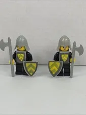 Vintage LEGO cas086 Classic Yellow Castle Knights w/ Shields 6075 Lot 2 Minifigs