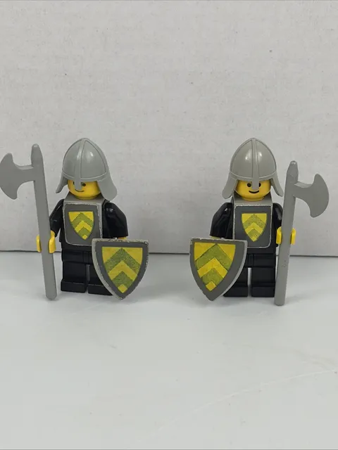 Vintage LEGO cas086 Classic Yellow Castle Knights w/ Shields 6075 Lot 2 Minifigs