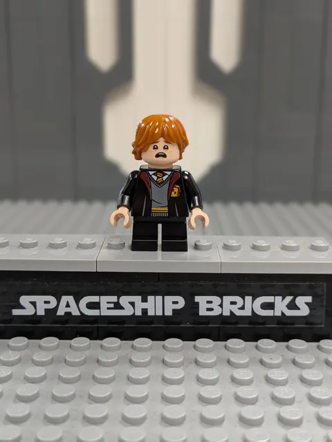 LEGO Minifig hp283 - Ron Weasley - Gryffindor Robe, Sweater, Shirt and Tie