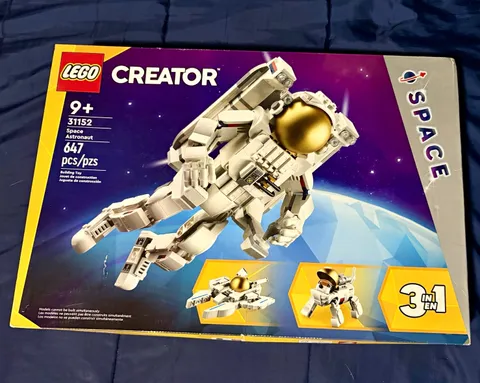 LEGO Creator 3 in 1 Space Astronaut 31152 Display Stand 647-Piece Set 9+