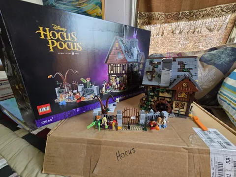 LEGO Ideas Disney Hocus Pocus Sanderson Sisters' Cottage (21341) 2316pc + GWP
