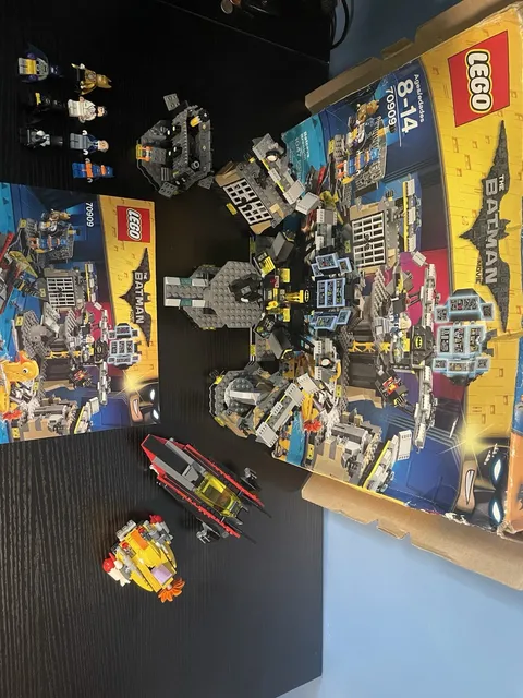 LEGO The LEGO Batman Movie: Batcave Break-in (70909) 100% Complete All Figs