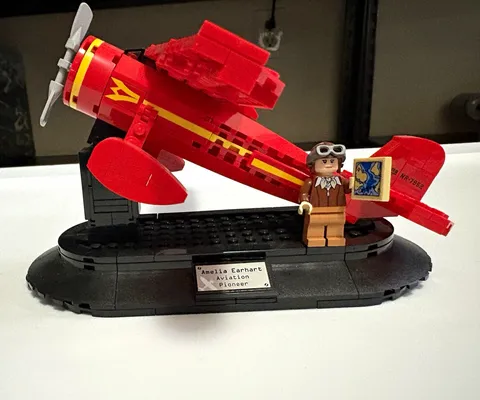 LEGO Amelia Earhart Tribute (40450) 203 pcs w/ Amelia Earhart Minifigure