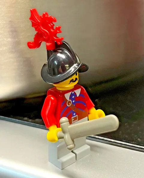 Lego Imperial Armada Minifigure Red Captain w/Red Plume Pirates 6280 6204 pi016