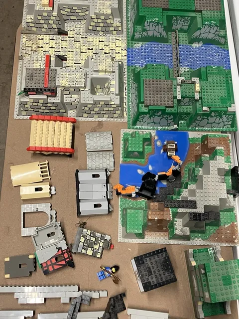 LEGO Baseplate Castle 30271  Ruins 5986 And Parts Doors Windows Walls Figure