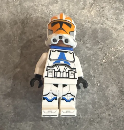 LEGO Star Wars Clone Trooper Minifigure White/Blue Armor some damage on leg