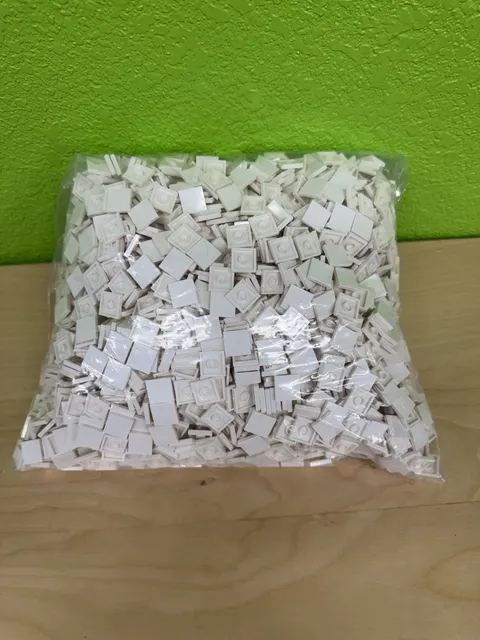 2500 new LEGO White Tiles 2x2 Flat Smooth Pieces
