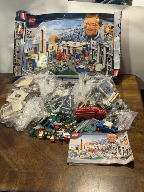 LEGO Creator Expert: Town Plan (10184) W/ Manuals and all Figures