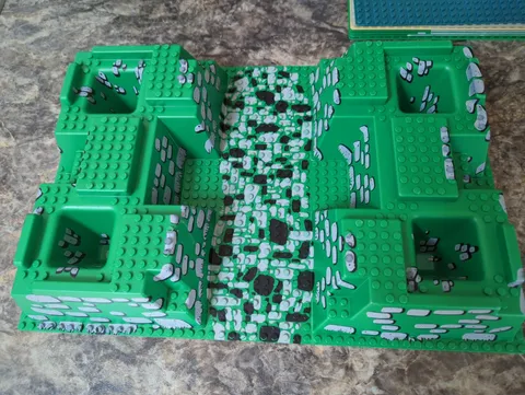 LEGO CASTLE # 6091, 6098, 10176 BASEPLATE RAISED 32 X 48 X 6 ROCK PATH PATTERN