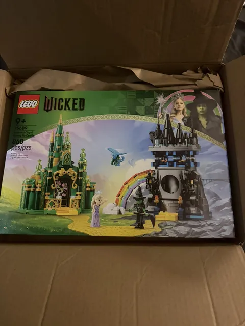 Lego Wicked 75689 Emerald City & Kiamo Ko Castle 860 Piece Set