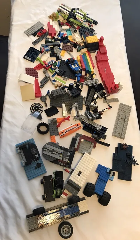 LEGO BULK LOT/K’NEX: 3 Ibs Of  Mostly LEGO Parts, Pieces, Accessories Some K’NEX