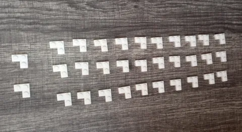 32 pieces White Genuine Lego 2 x 2 Corner Plates Part 2420 WYSIWYG IRL 32 pieces