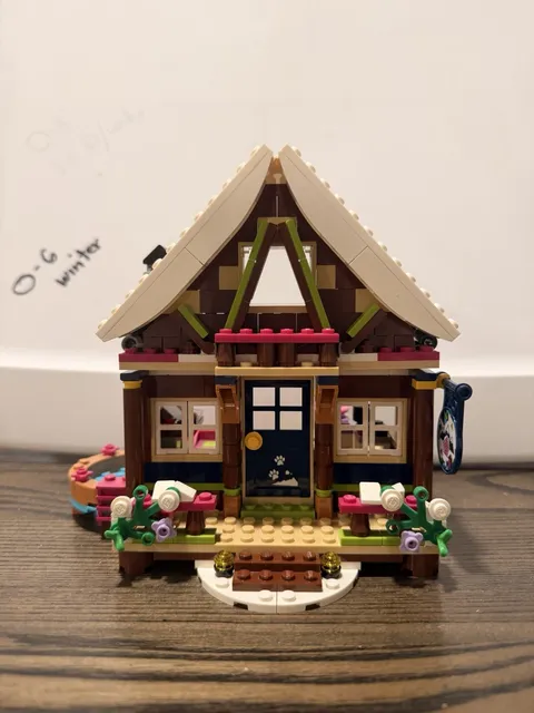 LEGO Friends 41424 Snow Resort Ski Lodge 331pc Olivia Mia Complete Set No Box