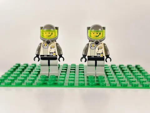 Vintage LEGO Space Exploriens 2 Minifigures SP008, SP012
