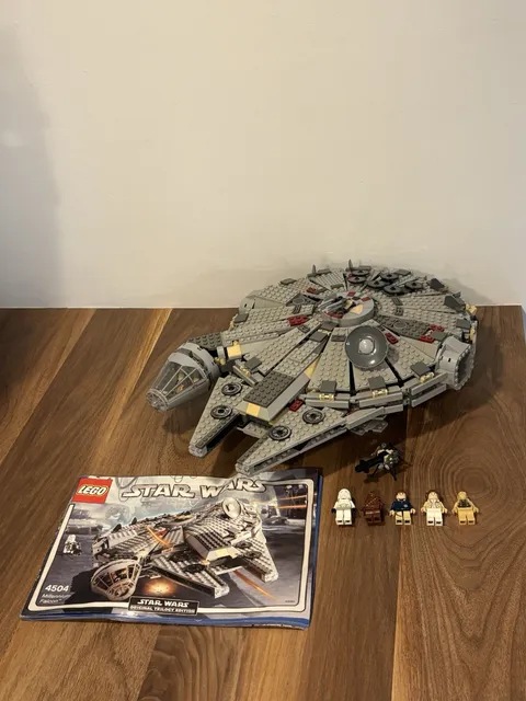 LEGO Star Wars Millennium Falcon 4504 Complete Set w/ Minifigures