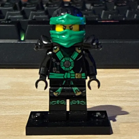 LEGO NINJAGO deepstone Lloyd great condition(doesn’t come with base)