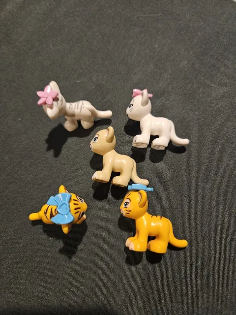lot of 5 Lego Tiger Minifigure Lego Friends 5 Small Tiger Cubs, 1 cougar 