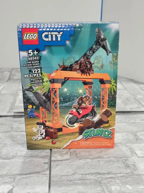 NEW LEGO City 60342 The Shark Attack Stunt Challenge 122 Pieces with Minifigure