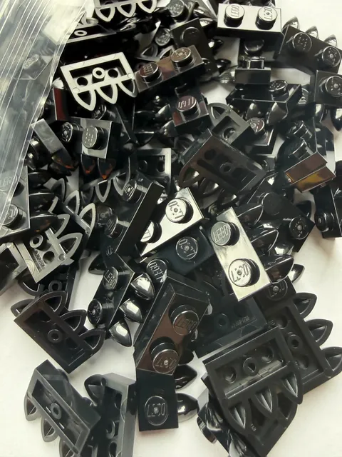 LEGO- NEW-#15208-BLACK-PLATE MODIFIED 1 X 2 W/ 3 TEETH-15  PIECES