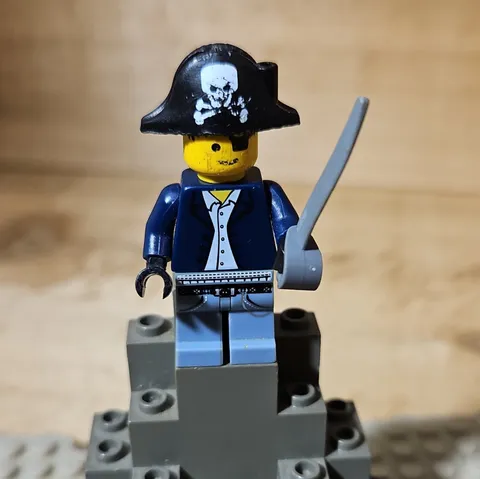 LEGO Plastic Pirates Minifigure Figure Black Tricorn Hat & Saber Accessory