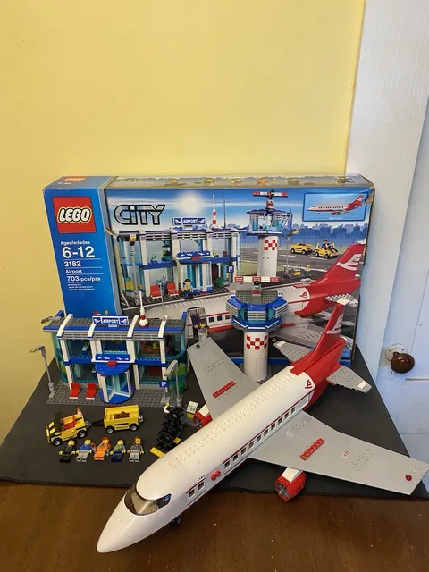 LEGO CITY - 3182 Airport COMPLETE w/ Box - No Manual - 2010 Retired