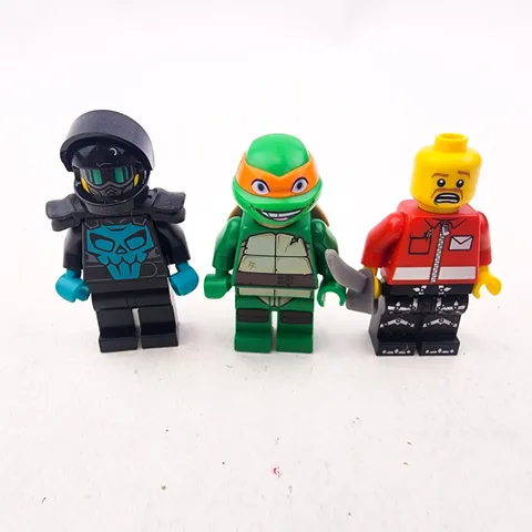 Lego Bricks Minfigs Mini Figure Lot of 3 TMNT Michelangelo Smiling Stuntz Driver