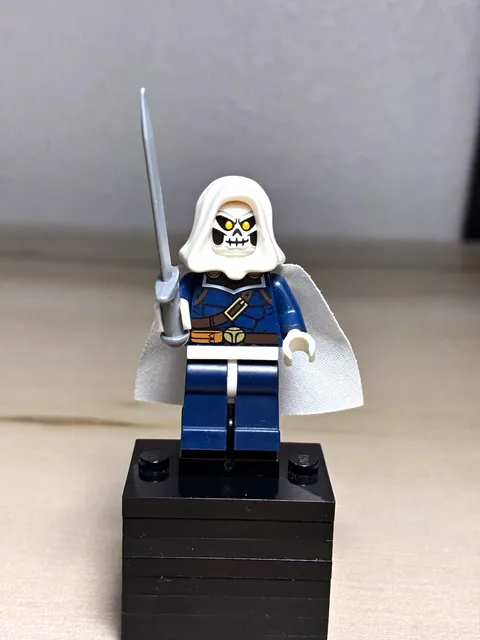 LEGO Taskmaster Minifigure sh0100 White Cape & Hood from 76018 Avengers