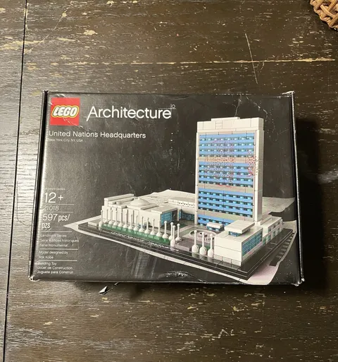 LEGO Architecture: United Nations Headquarters (21018) Complete W/ Instructions
