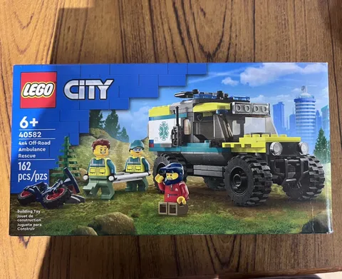 LEGO City Rescue 40582 4x4 Off-Road Ambulance Rescue Set 162 pcs Ages 6+
