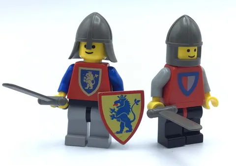 LEGO LOT OF 2 VINTAGE CASTLE MINIFIGURE CRUSADER KNIGHT SOLDIERS WITH WEAPONS