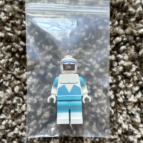 LEGO Minifigure Light Blue & White Outfit Plastic Figure in Polybag Packaging