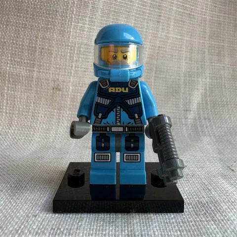 LEGO Alien Defense Unit Soldier 3 Minifigure - ac006 (w/ blaster & display base)