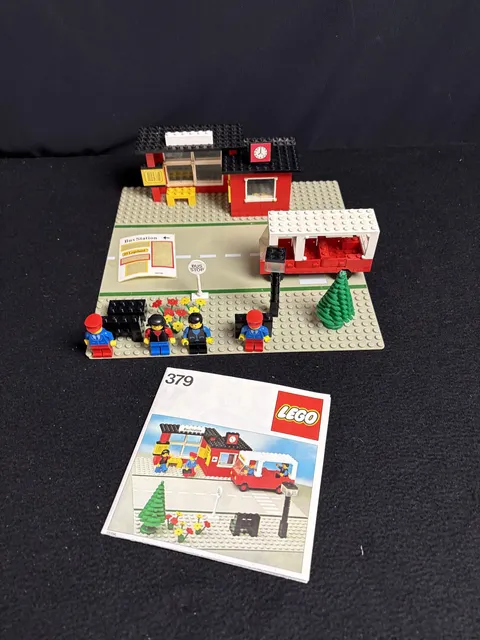 1979 LEGO 379 Classic Town Bus Station