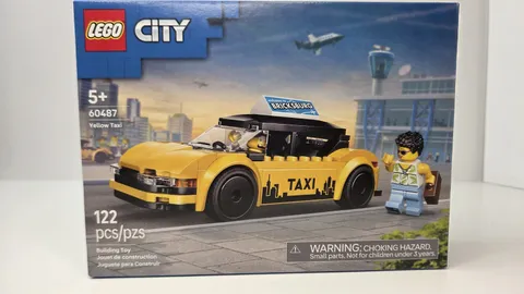LEGO City Yellow Taxi Car 60487 Driver and Tourist Minifigures New Sealed