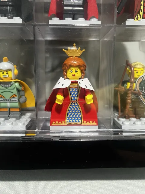 LEGO Minifigures Series 15 Collectible Queen Minifigure 71011 CMF