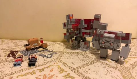 Retired set. LEGO Minecraft Dungeons The Redstone Battle 21163. minifigs missing