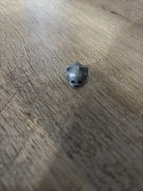 Minifig, Head Modified Robot w/ Black Eyes and Mouth Pattern (Cyberman)