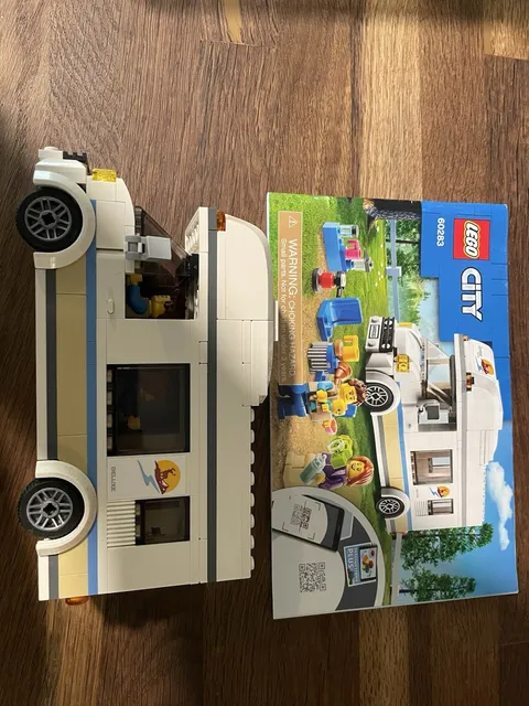 LEGO City Holiday Camper Van Set 60283 190 pcs unboxed w/manual