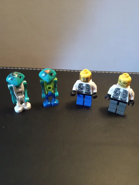 Life On Mars Lego Mini Figures 2 Aliens 2 Humans Vintage Collectable Lego 