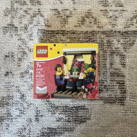 NEW Sealed LEGO Seasonal: Valentine's Day Dinner (40120)